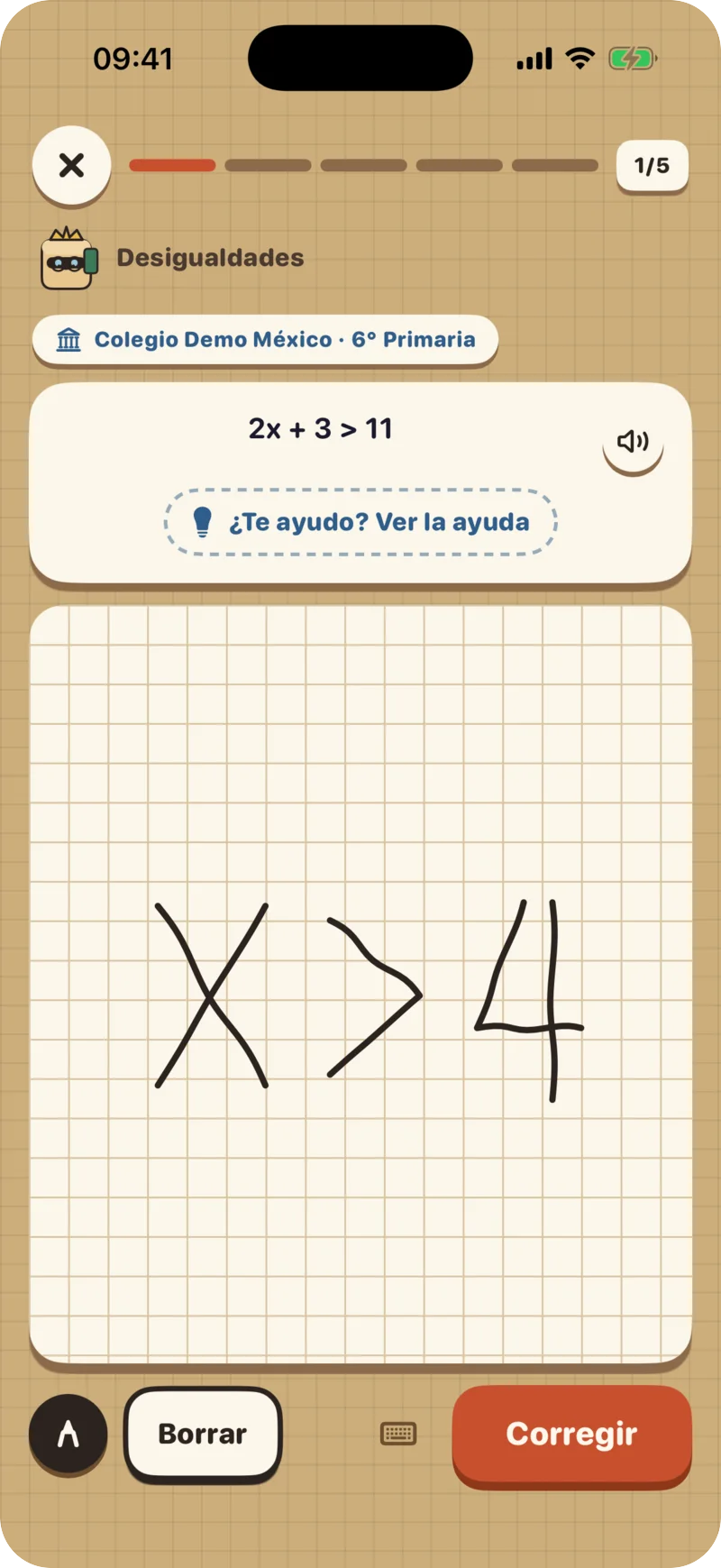 Alumno escribiendo la respuesta a mano en el cuaderno de MathCracks